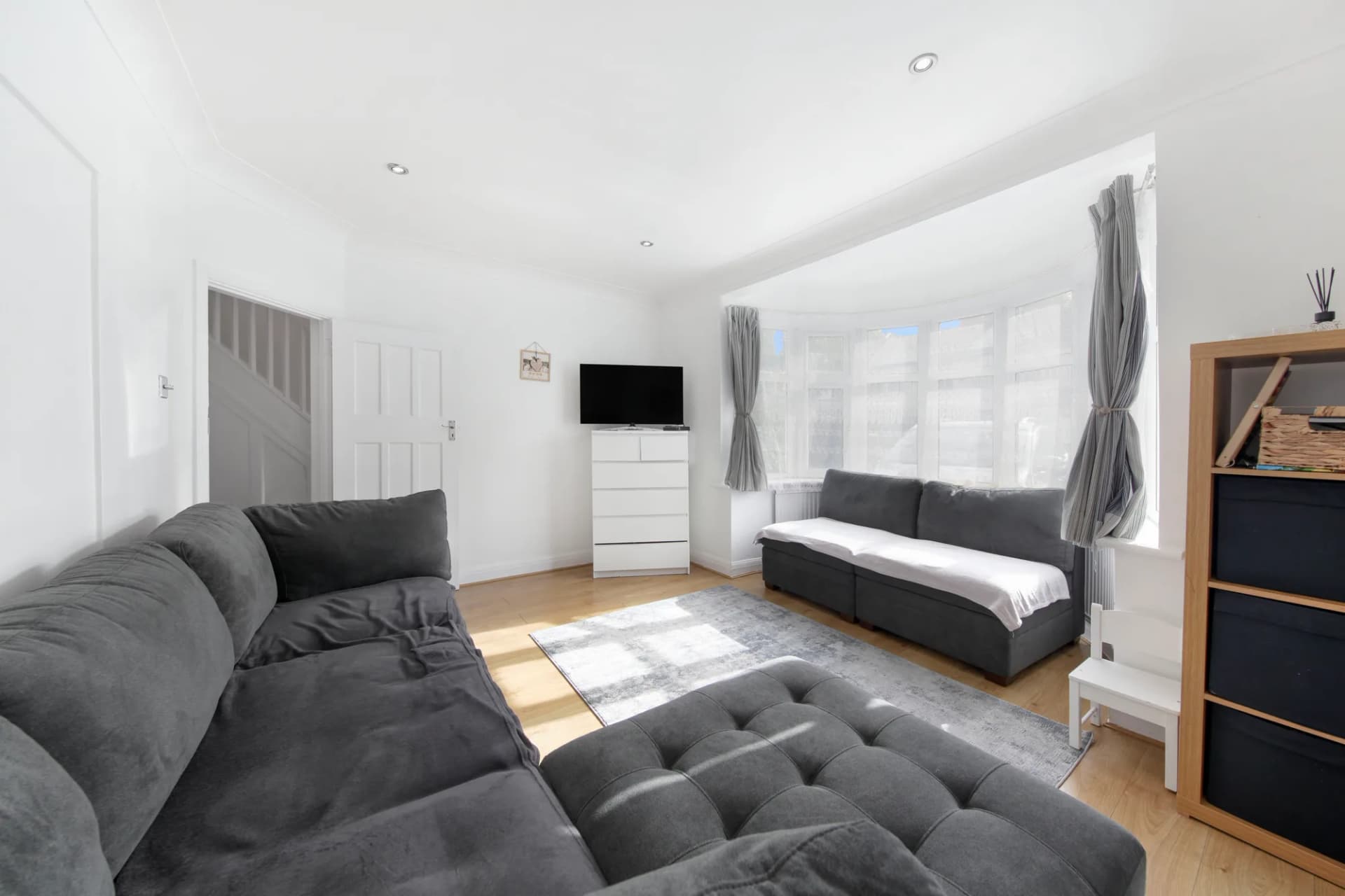 29 Hughenden Avenue Harrow HA3 8HA - 005.jpg