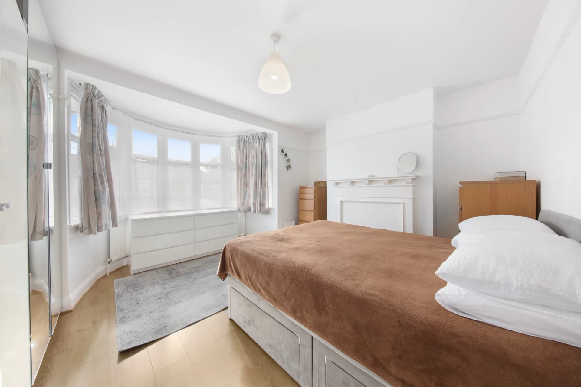 29 Hughenden Avenue Harrow HA3 8HA - 007.jpg