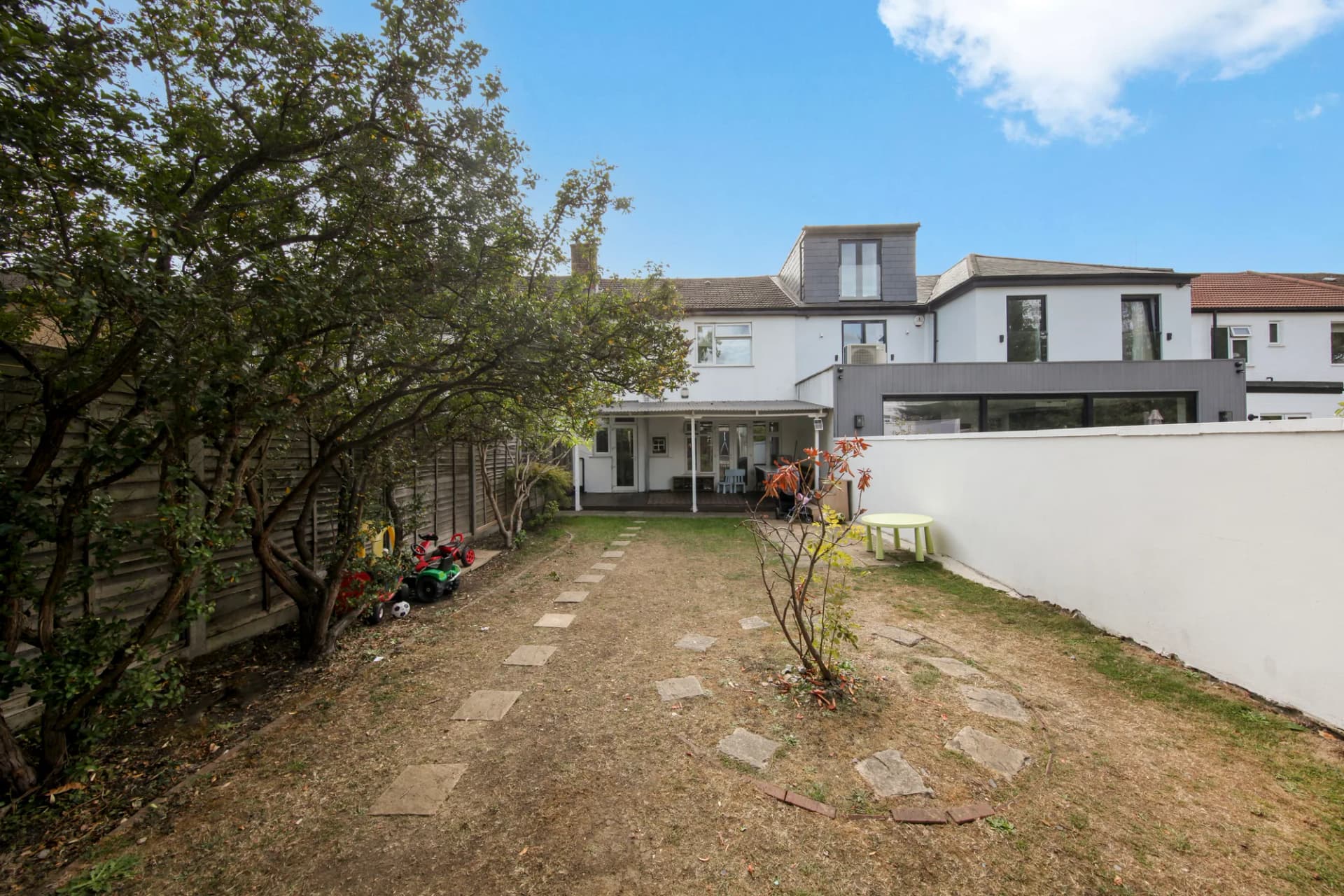 29 Hughenden Avenue Harrow HA3 8HA - 020.jpg